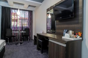 斯科普里Sienna Apartments的酒店的客房配备了书桌和平面电视
