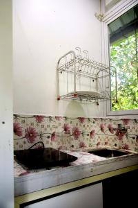 Anachalvattachalil villa的一个带水槽和窗户的肮脏厨房