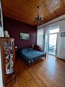 提诺斯Gyzi 's house的一间卧室设有一张床和木制天花板