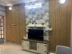 瓦加杜古Villa JFK2的墙上配有平面电视的房间