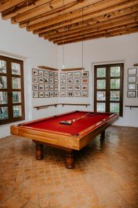 克雷塔罗Hotel Casa De Quino的配有乒乓球桌的客房内