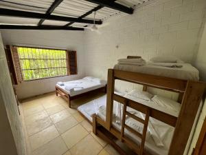 扎普祖罗Cabaña Pazatiempo Sapzurro的客房设有两张双层床和一扇窗户。