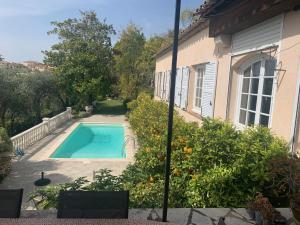 格拉斯les petites terrasses的一座房子旁的院子内的游泳池