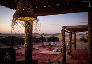 姆哈米德Desert Luxury Camp的带帐篷的沙漠景客房