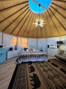 Valley CenterGlamping-Sky Dome Yurt-Tiny House-2 by Lavenders field的帐篷内一间卧室,配有一张大床