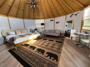 Valley CenterGlamping-Sky Dome Yurt-Tiny House-2 by Lavenders field的帐篷内一间卧室,配有一张床