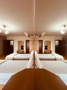 KaspichanПарк хотел Боили-Кирека的一间设有一束白色床的房间