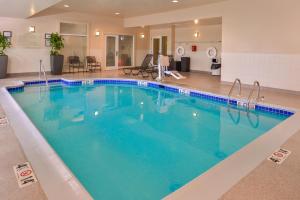 多佛尔多佛尔希尔顿花园旅馆的在酒店房间的一个大型游泳池