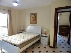 卡波布里奥Locação Temporada Cabo Frio RJ.的卧室配有白色的床和2个床头柜