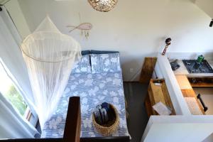 卡拉伊瓦Chalés Cabocla da Lua的一间卧室配有一张带蚊帐的床