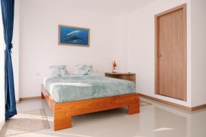 阿约拉港Modernas Habitaciones的卧室配有床、桌子和门