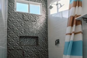 阿约拉港Modernas Habitaciones的带淋浴的浴室和窗户
