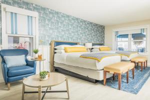Port Jefferson Station丹福德斯酒店及码头的一间卧室配有一张床和一张蓝色椅子