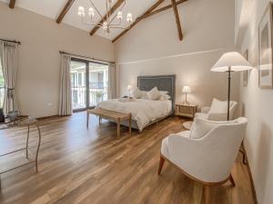 乌鲁班巴Sierra Sacred Valley的一间大卧室,配有一张床和两把椅子