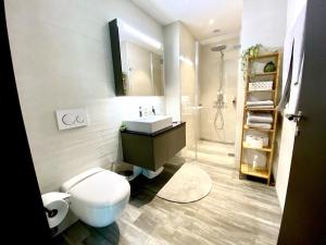苏黎世GLAD Spot: Zurich - Central - Design - Netflix的一间带卫生间和水槽的浴室