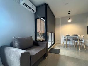 罗萨里奥Premium Apartment Rosario - Joan Miró的客厅配有沙发和桌子