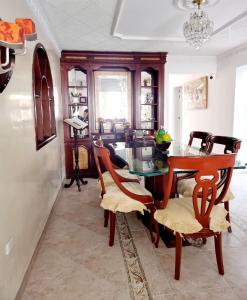 布卡拉曼加Hermosa casa en Bucaramanga的一间设有玻璃桌和椅子的用餐室