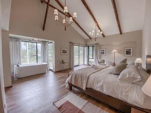 乌鲁班巴Sierra Sacred Valley的一间卧室设有一张大床和一个浴缸