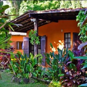 帕拉蒂Chales Internacional的一座种植了植物的橙色房子