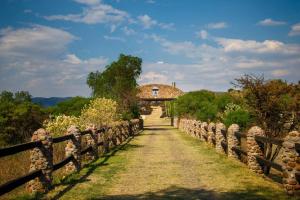 圣米格尔-德阿连德Casa 1 - Beautiful house at San Miguel with pool and views.的穿过花园的一条小径,花园中设有围栏和一座建筑