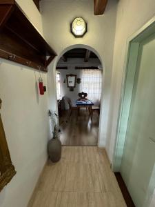 霍尔洛克Karaván guest house的走廊上设有桌子和天花板上的时钟