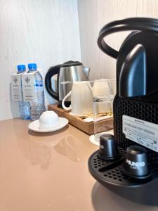 奥兰2H Hotel的咖啡壶,位于柜台上