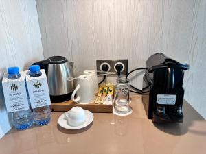奥兰2H Hotel的一个带咖啡壶和搅拌机的台面