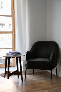 蒙特利尔Rasco by Luxury In Transit的一张黑椅子坐在桌子旁