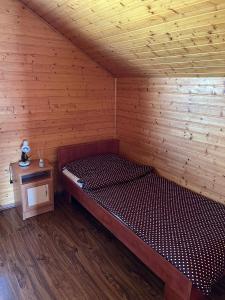 GabčíkovoNimród apartman的小木屋,配有一张位于客房内的床