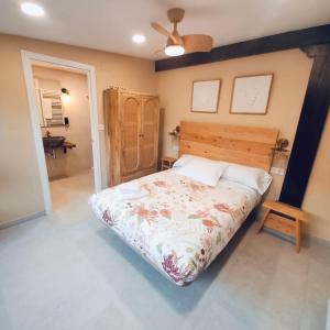 LaukizCaserio Kamirune的一间卧室配有一张大床和木制床头板