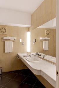 艾因苏赫纳La Siesta Hotel Al Sokhna的一间带两个盥洗盆和大镜子的浴室