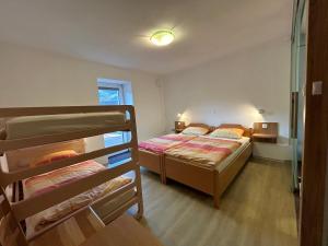 博维茨Apartments Mrakič的一间卧室配有两张双层床。