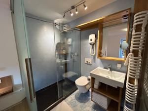 博维茨Apartments Mrakič的带淋浴、盥洗盆和卫生间的浴室