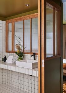 圣马洛Hôtel Oré, Saint-Malo的一间带水槽和窗户的浴室