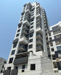 圣玛尔塔Apartamento Los Laureles Rodadero的一座高大的白色公寓大楼,设有阳台