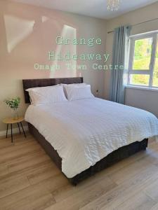 奥马'Grange Hideaway' Town Centre (Sleeps 6)的卧室配有一张带白色床单的大床和窗户。