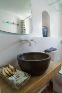 伊兹拉Livin Hydra Private Collection Suite 1的浴室水槽和木桌上的黑碗