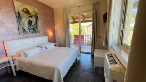 圣多米尼卡博尔戈迪圣巴巴拉酒店的一间卧室设有一张床和一个大窗户