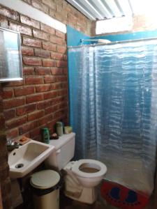 拉利伯塔德Casa Vieja Surf Spa Mizata的一间带卫生间和水槽的浴室