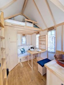 尼姆Cosy Tiny centre-ville de Nîmes的一间小房子里的房间,配有一张桌子和一张床