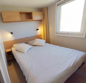 拉特斯Rêve de Jade - all inclusive的卧室配有一张大白色床和窗户