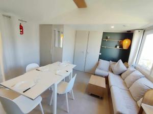 拉特斯Rêve de Jade - all inclusive的客厅配有白色桌子和沙发