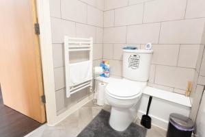 布里斯托Bristol apartment-long stay-April disc-contractors的一间位于客房内的白色卫生间的浴室