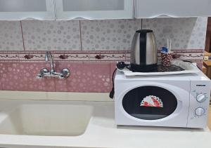 Qarārنور المنازل للوحدات السكنية的厨房的台面上有一个微波炉