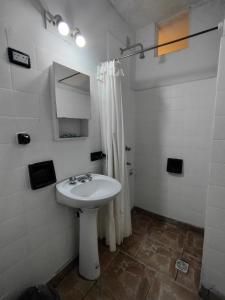 圣萨尔瓦多德朱Hotel Ery Noa的白色的浴室设有水槽和淋浴。