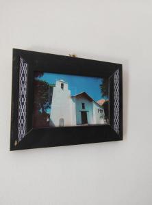 圣萨尔瓦多德朱Hotel Ery Noa的墙上教堂的画面