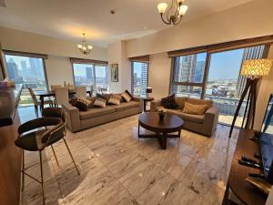 迪拜2 bedrooms flat in Central Park Tower, Dubai, DIFC的带沙发和桌子的客厅