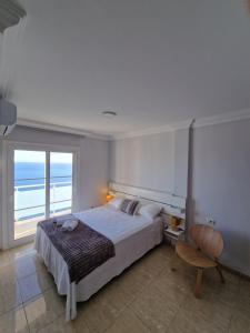 BocacangrejoVilla Costa的一间卧室设有一张床,享有海景