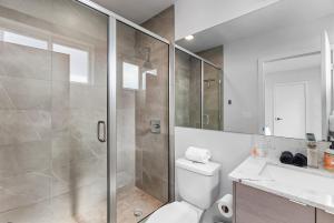 西雅图Back to The Future Sweet Suites的带淋浴、卫生间和盥洗盆的浴室