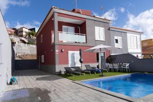 圣克鲁斯-德特内里费Villa Costa的一座带游泳池和房子的别墅